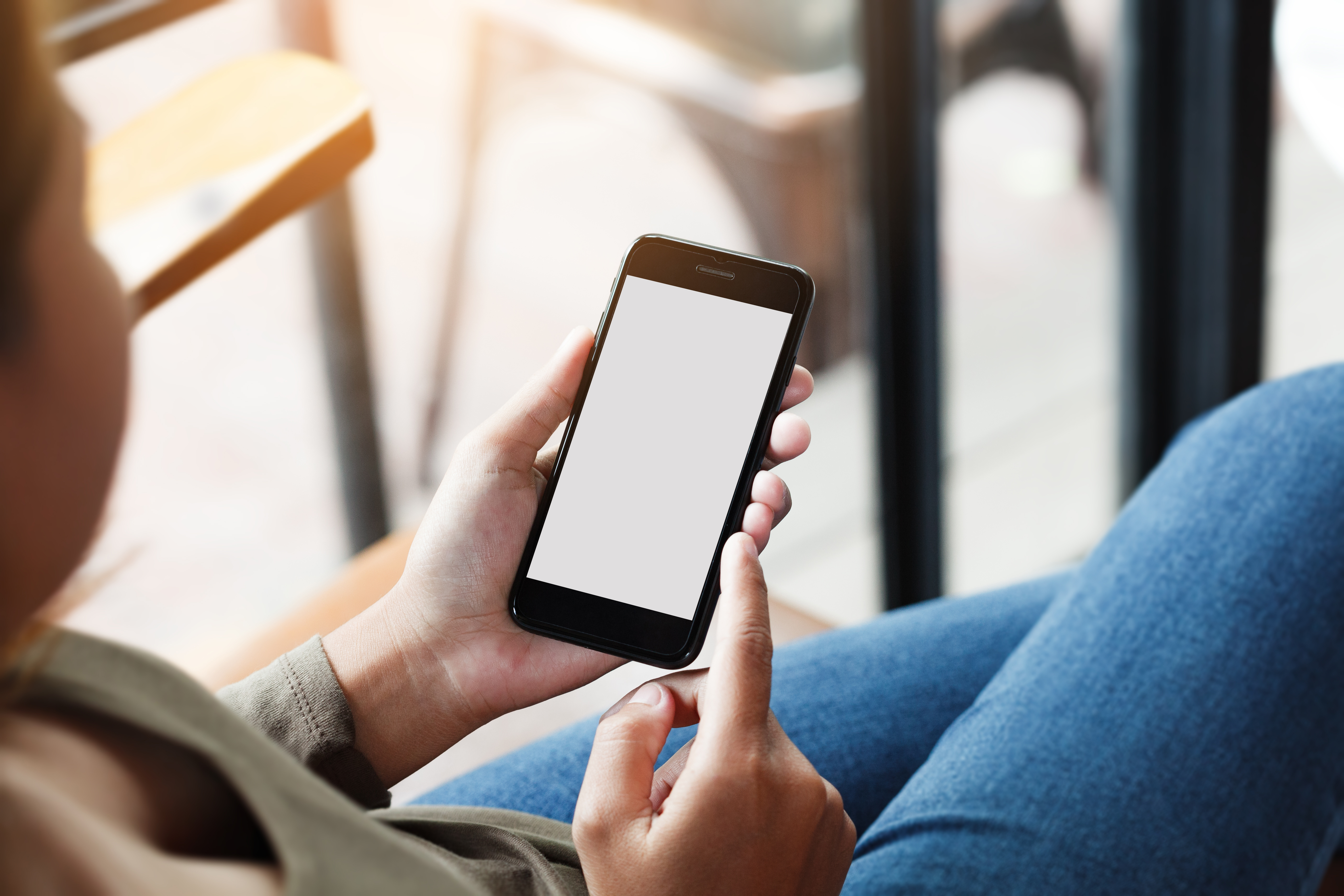 Une personne consultant son téléphone. Les applications telles que Tinder sont sur mobile.