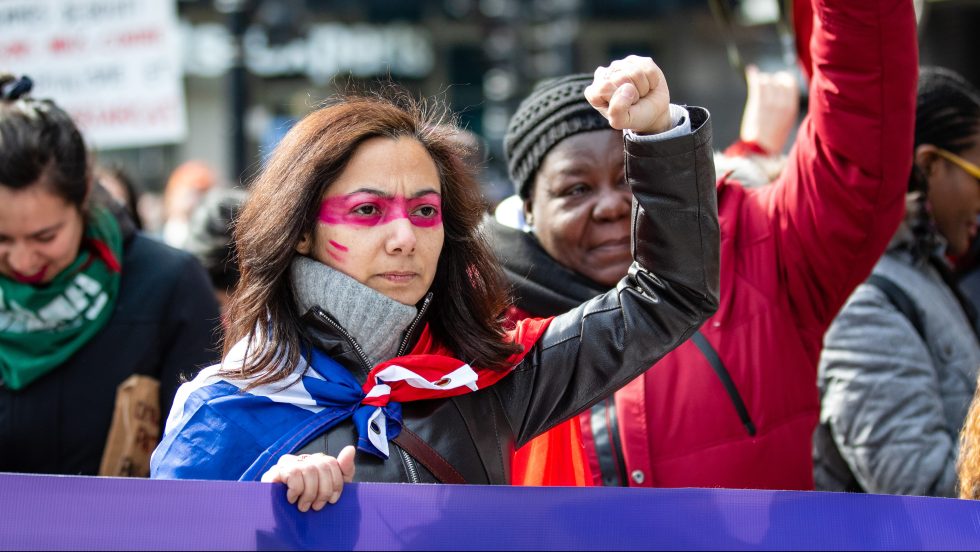 Des centaines de femmes ont arpenté les rues dimanche pour la Journée internationale des droits des femmes.