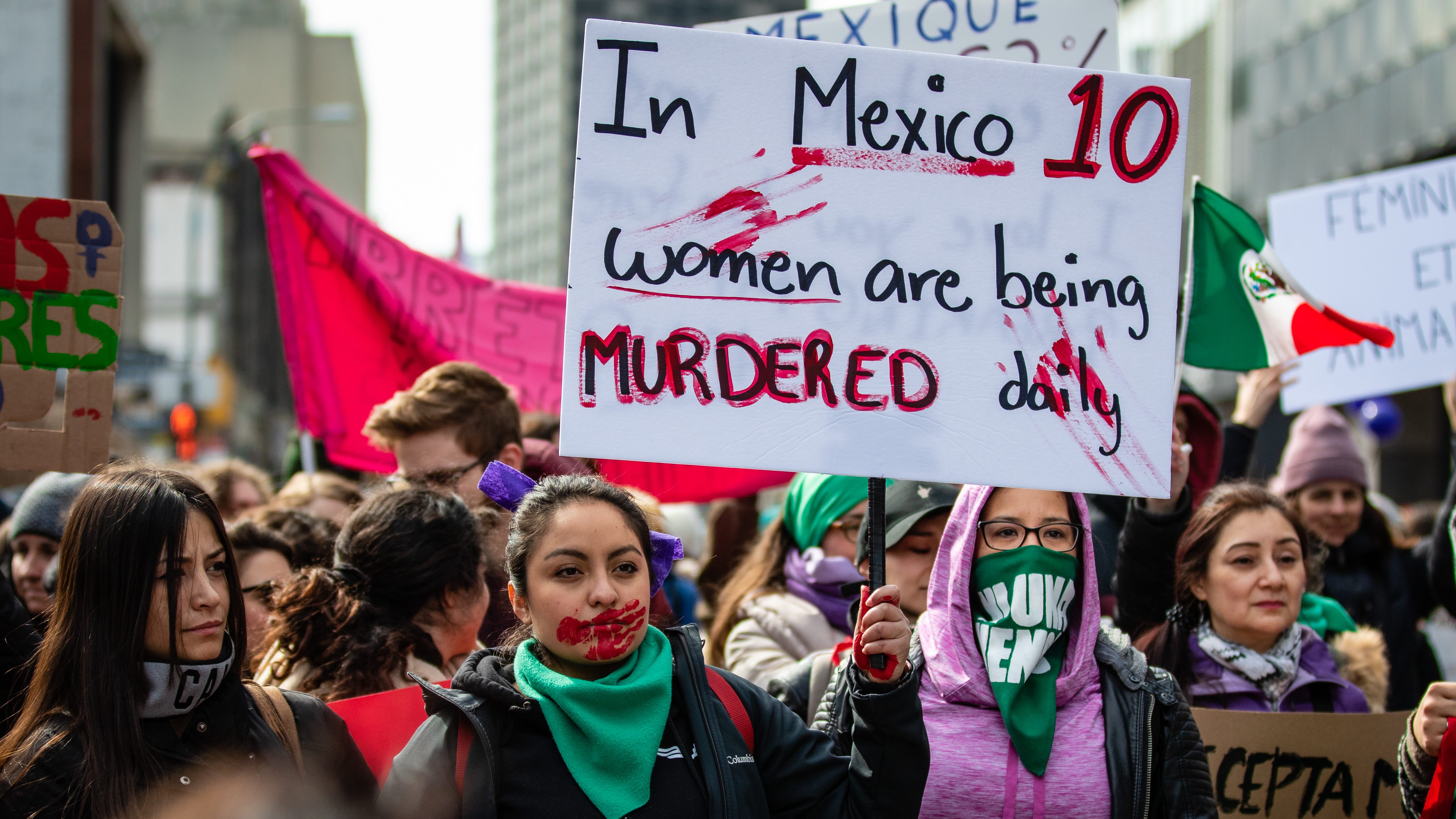Des centaines de manifestantes ont arpenté les rues de Montréal, dimanche, pour la Journée internationale des droits des femmes.
