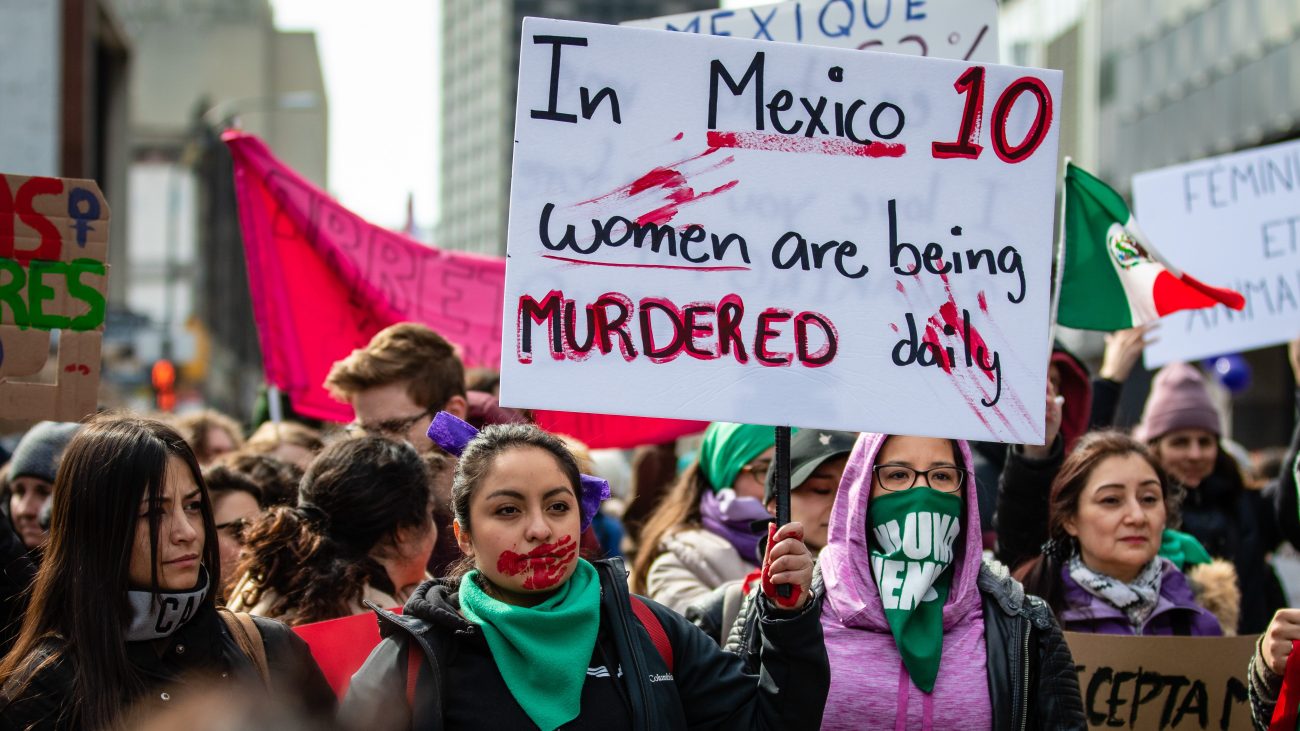 Des centaines de manifestantes ont arpenté les rues de Montréal, dimanche, pour la Journée internationale des droits des femmes.