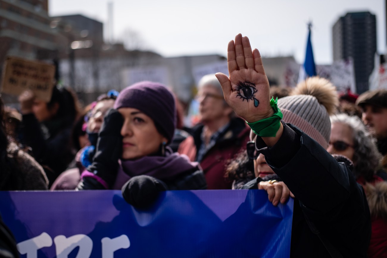 Des centaines de manifestantes ont arpenté les rues de Montréal, dimanche, pour la Journée internationale des droits des femmes.