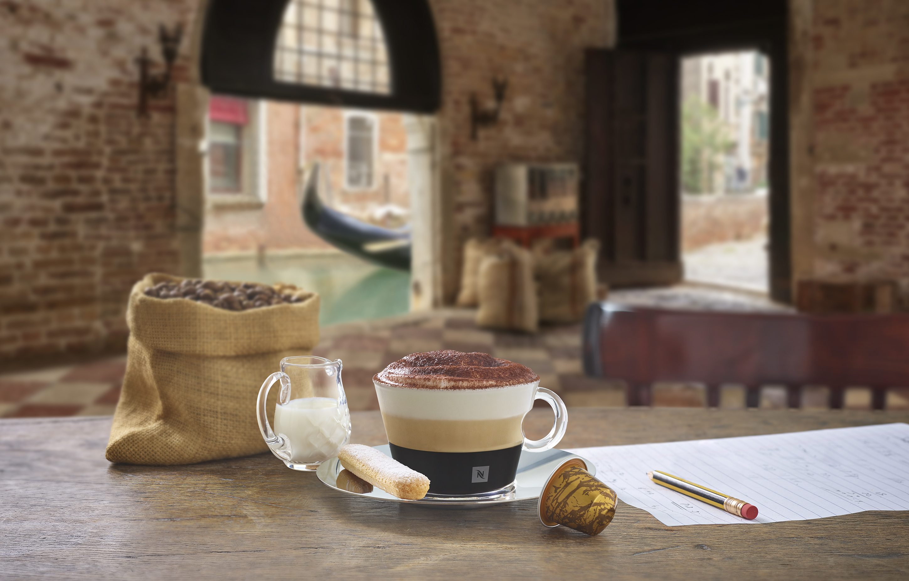 tasse de caf&eacute; dans un d&eacute;cor &agrave; l'italienne