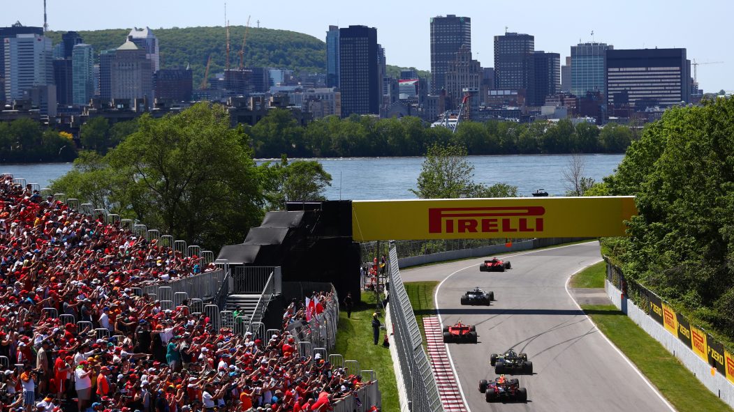 Des voitures roulent sur le Circuit Gilles-Villeneuve au Grand Prix de Montréal, en juin 2019.