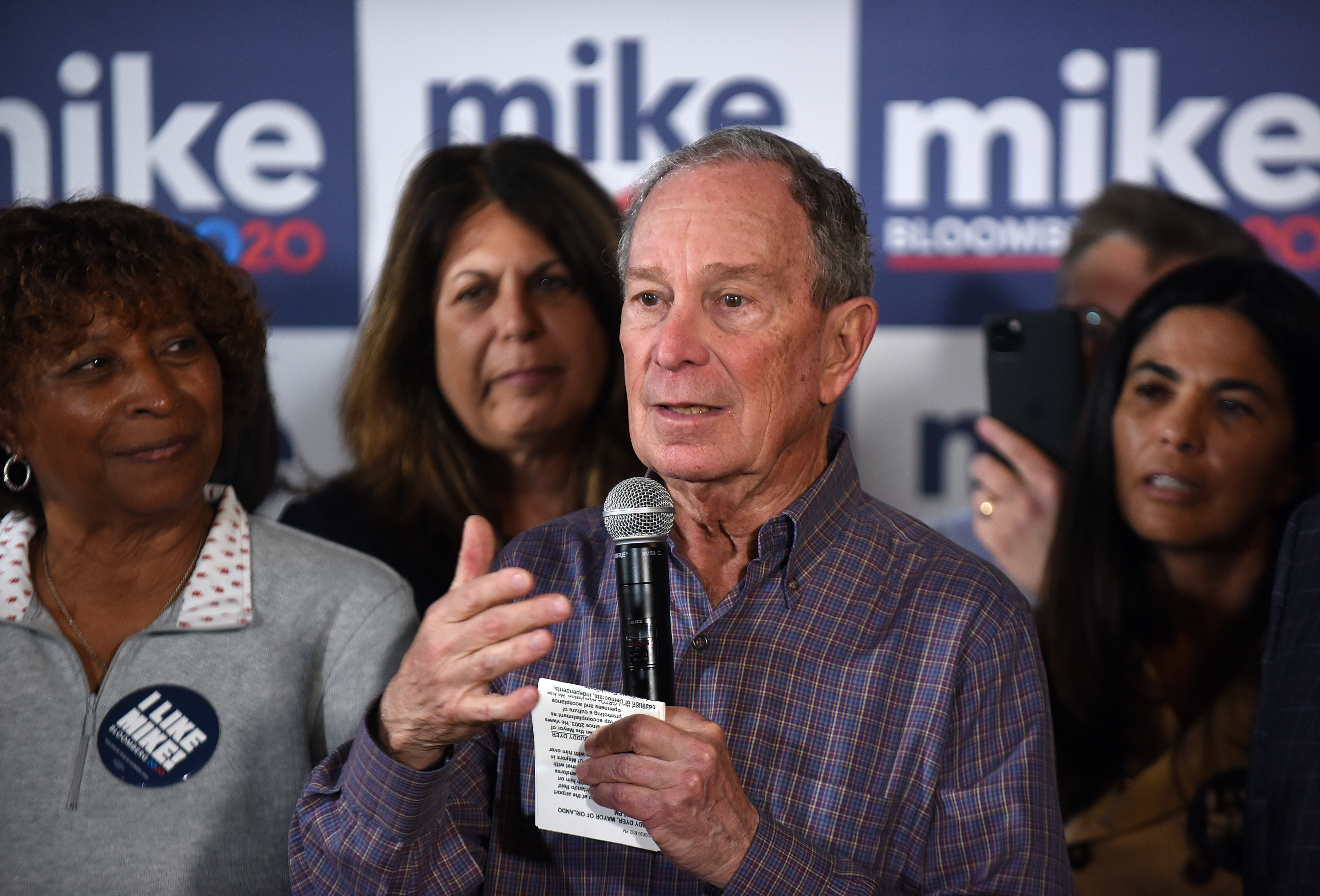 Primaire démocrate: Bloomberg se retire apporte son soutien à Joe Biden
