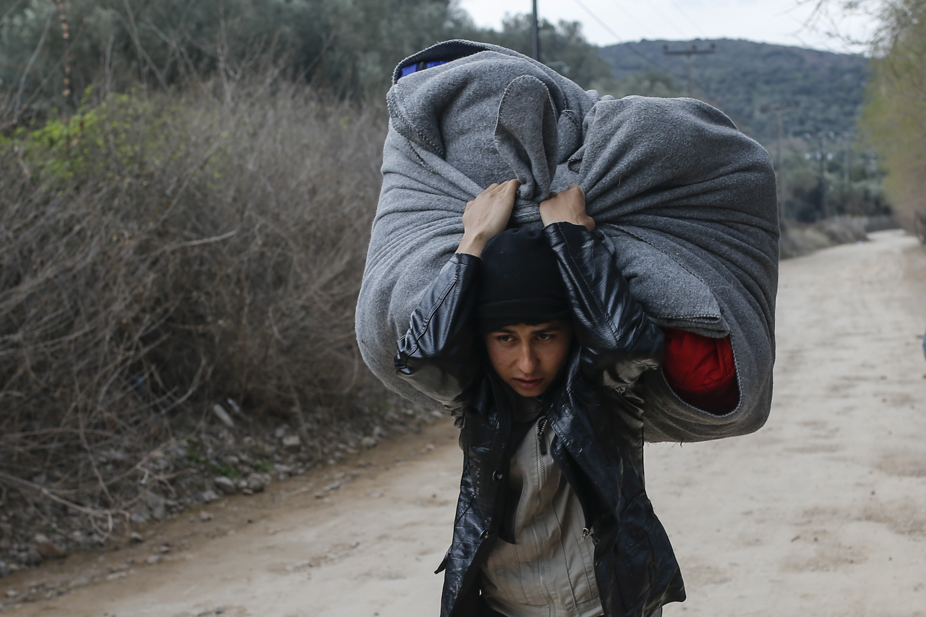 Crise migratoire: Erdogan veut l'aide de l'UE en Syrie, violences en Grèce
