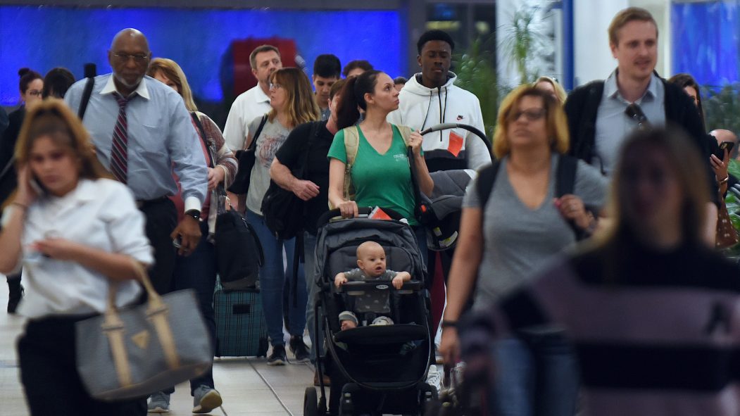 États-Unis: le coronavirus provoque le chaos dans certains aéroports