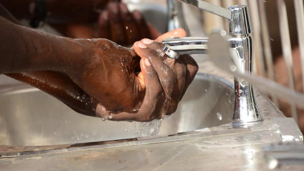 Le coronavirus tue 8000 personnes dans le monde, les bourses plongent