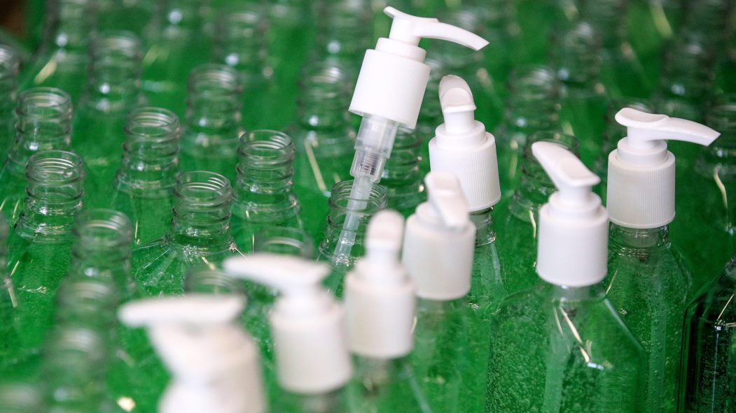 Montréal achète 50 000 bouteilles de désinfectant et simplifie le stationnement