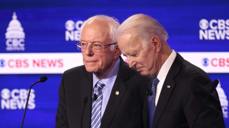 Primaire démocrate: le duel Biden-Sanders perturbé par le coronavirus