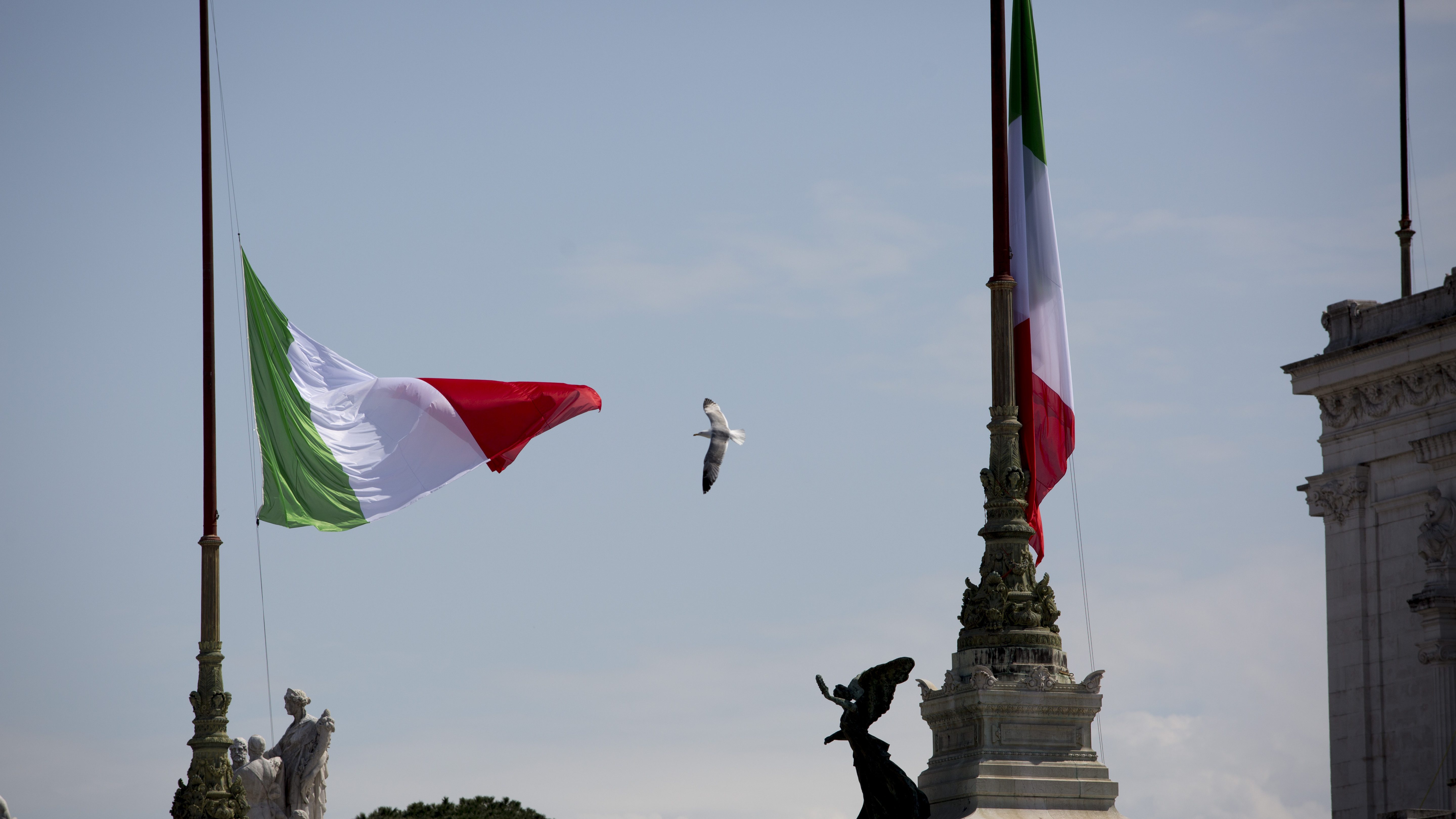 Italie: hommages aux victimes du coronavirus et aux soigants