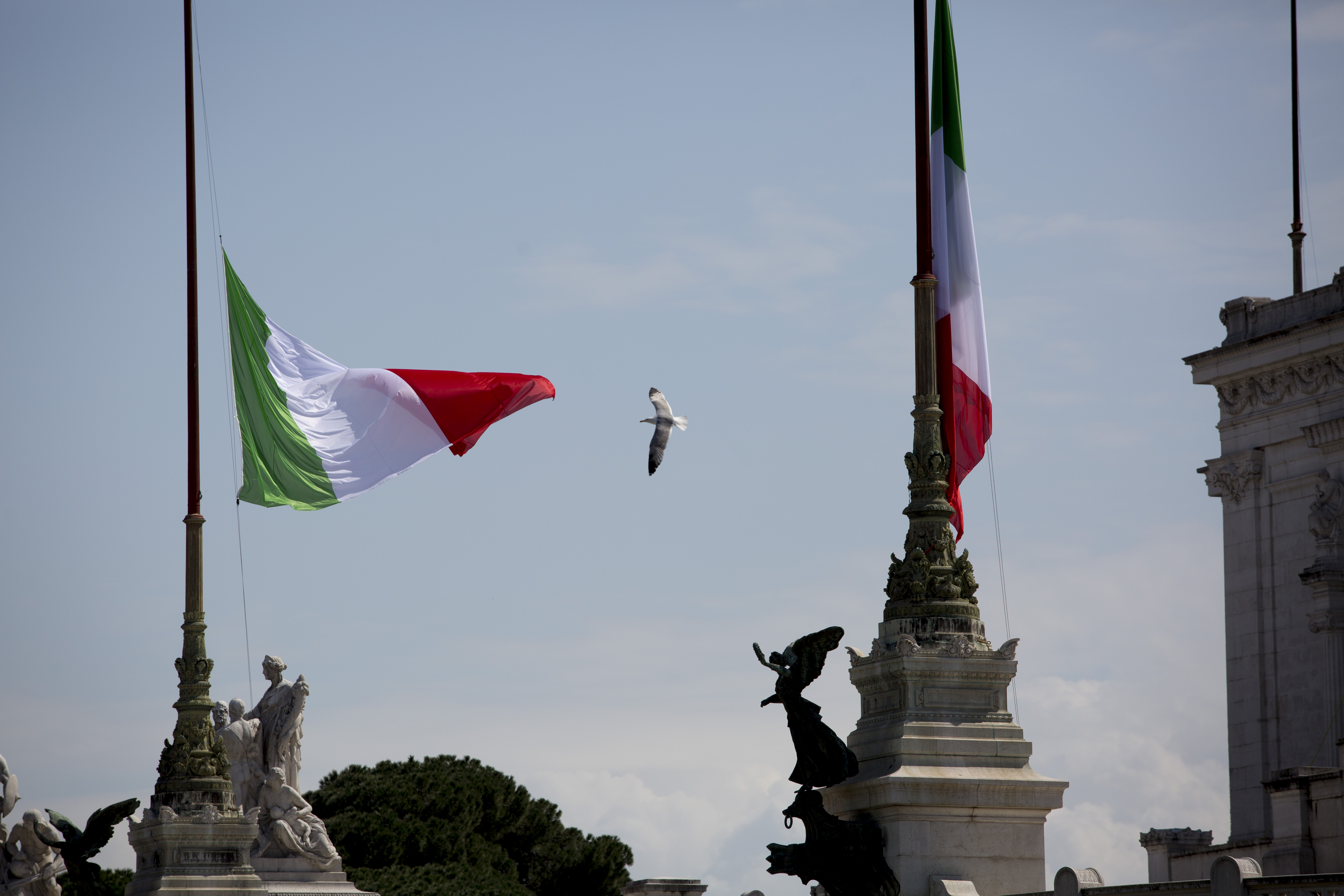 Italie: hommages aux victimes du coronavirus et aux soigants