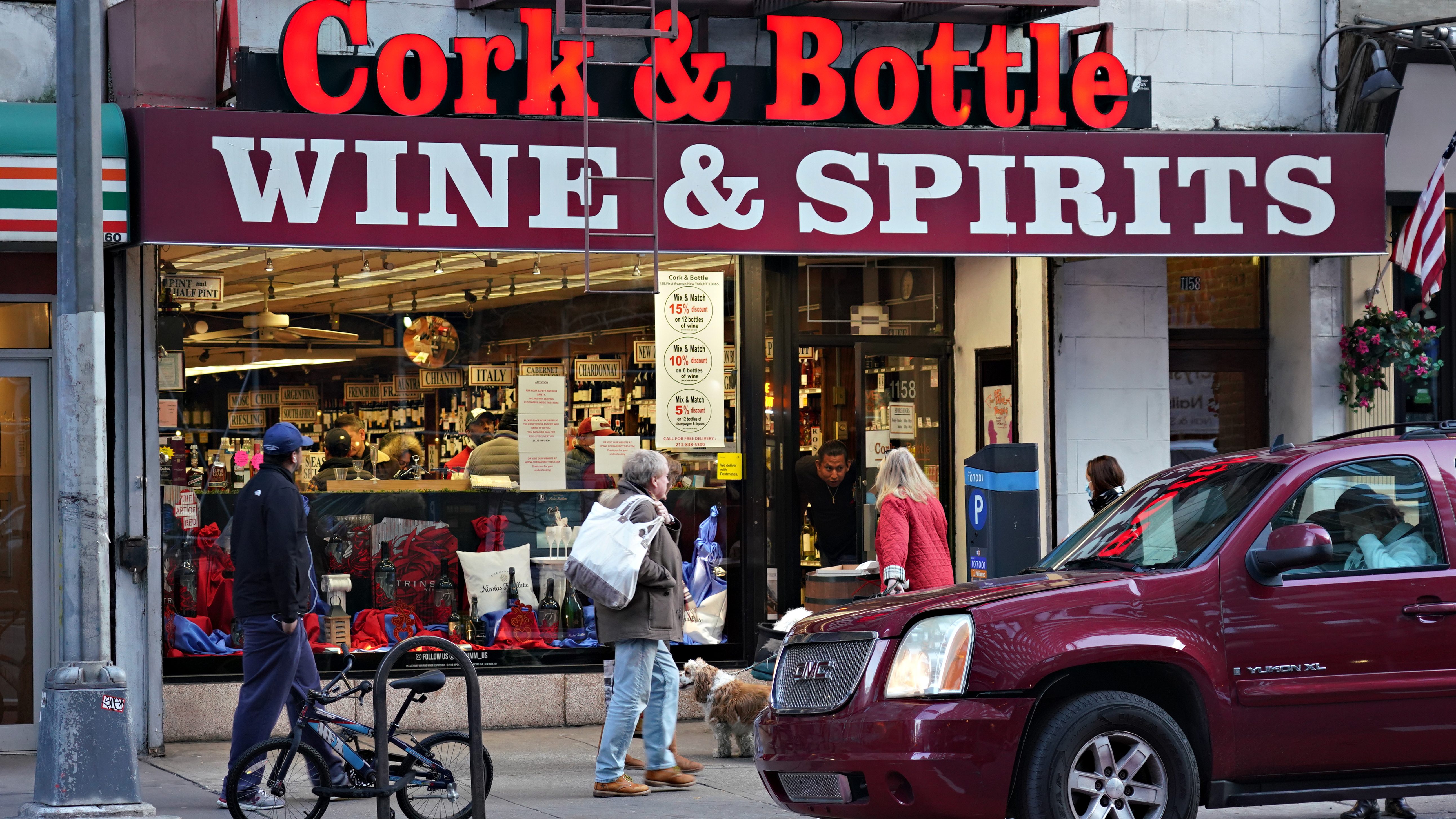 New York essaie d'oublier le coronavirus grâce à l'alcool