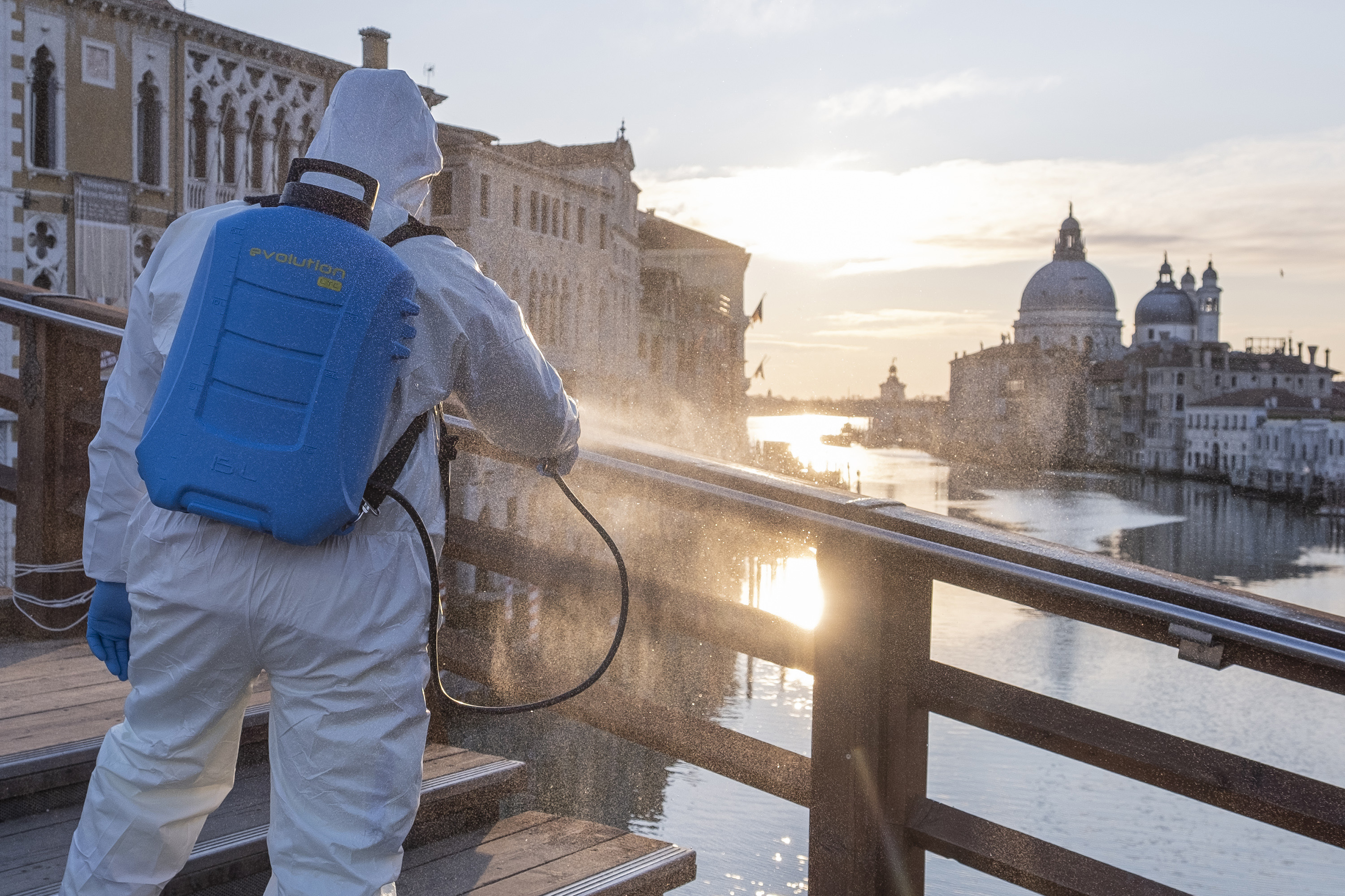 Ralentissent de la progression du coronavirus en Italie, une lueur d'espoir