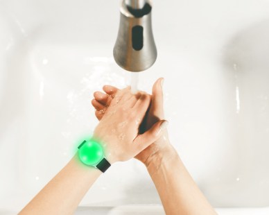 Coronavirus : un bracelet pour mesurer le temps de lavage des mains