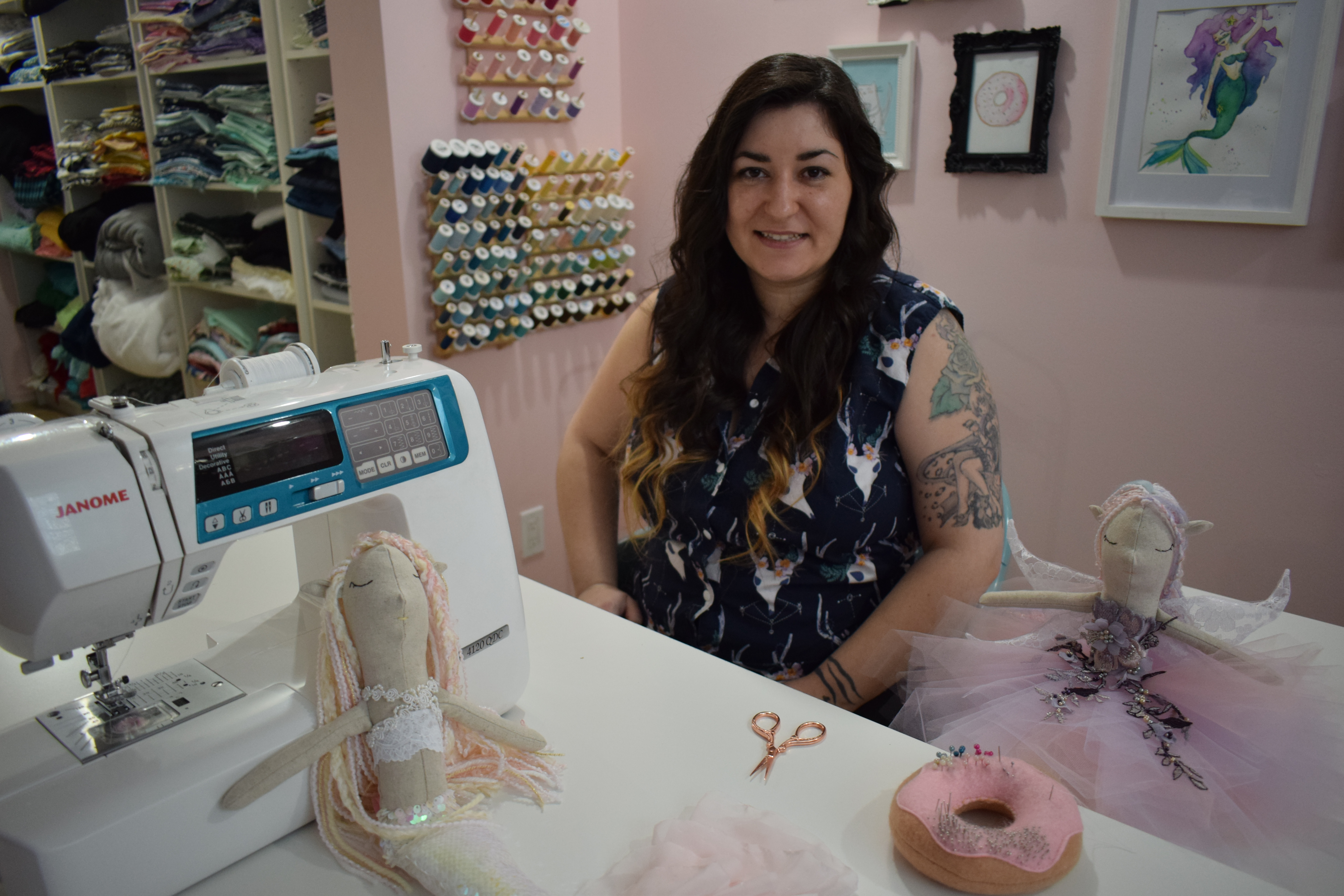 Sandra Pagé passe des heures dans son atelier à penser et fabriquer ses créations locales.