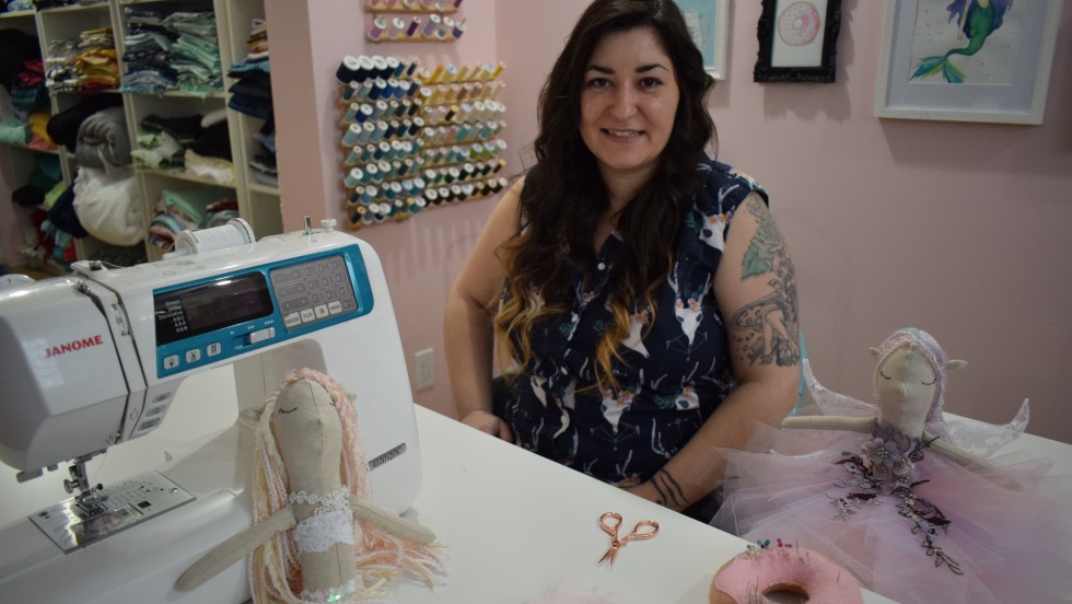 Sandra Pagé passe des heures dans son atelier à penser et fabriquer ses créations locales.