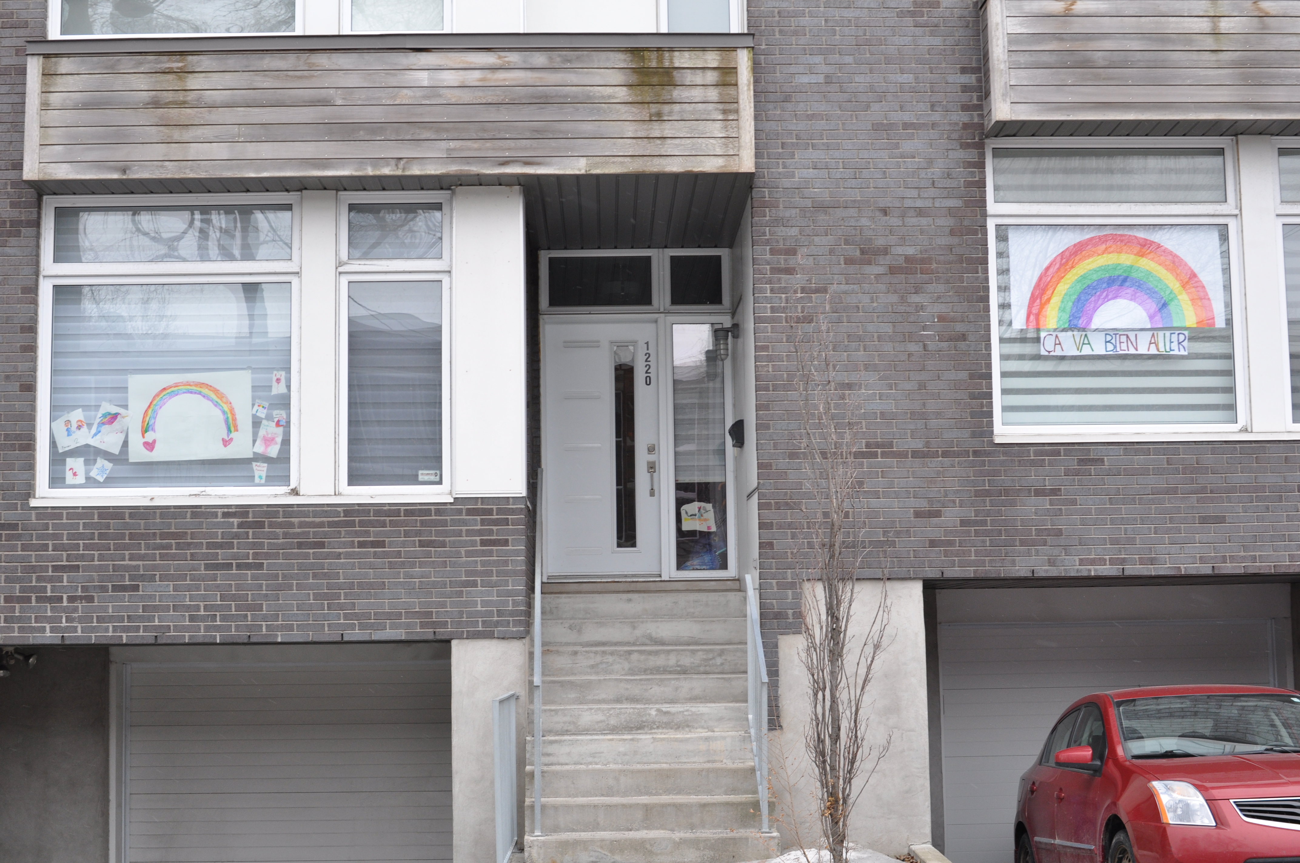 Des dessins d'arcs-en-ciel de trouvent dans les fenêtres des maisons à Verdun.