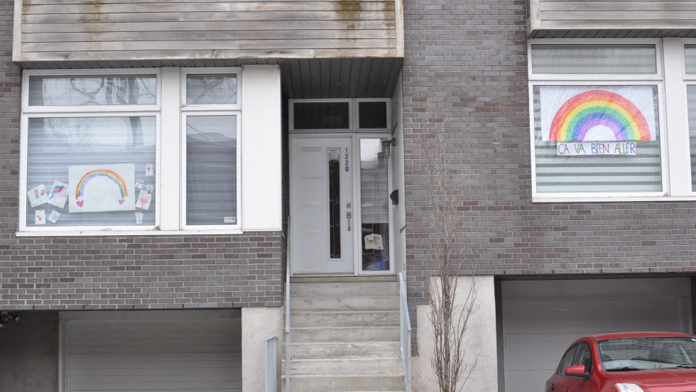 Des dessins d'arcs-en-ciel de trouvent dans les fenêtres des maisons à Verdun.