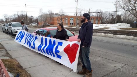 Solidaires, Stéphanie Brunet et sa famille sont allés dérouler une banderole pour dire à ses parents, confinés car vulnérables face à l'épidémie de coronavirus « On vous aime ».