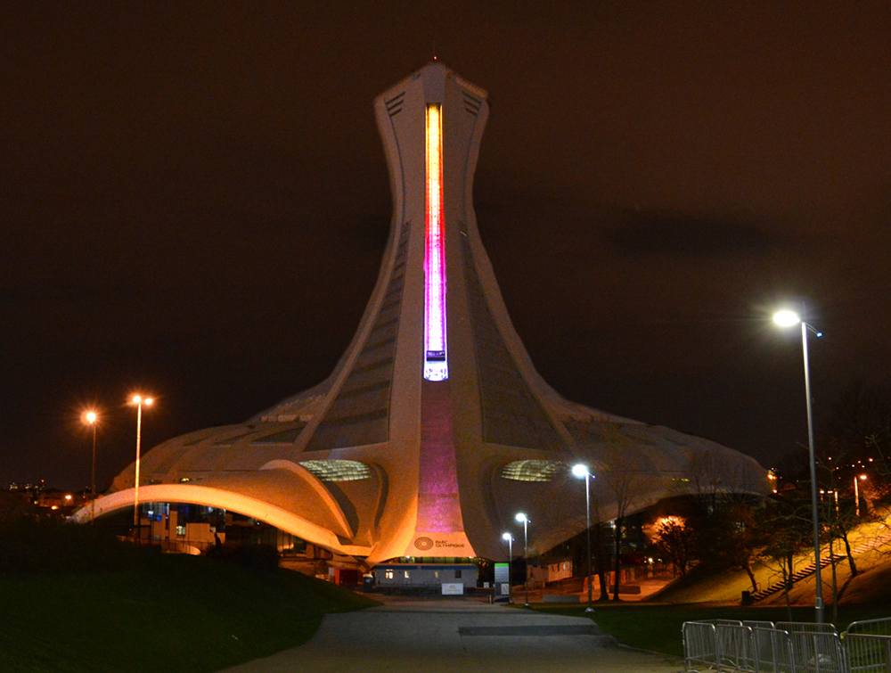 Des milliers de gens flashent leurs lumieres