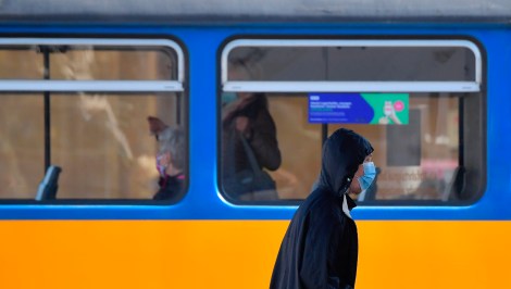 Un homme porte un masque à la Station centrale de Leipzig, en Allemagne.