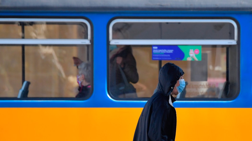 Un homme porte un masque à la Station centrale de Leipzig, en Allemagne.