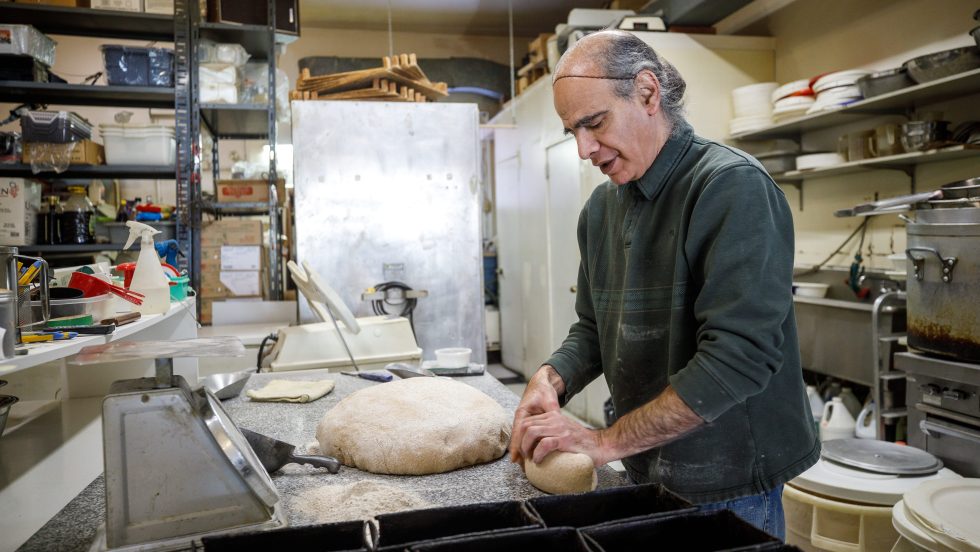 Le boulanger-meunier Philippe Sayad au travail