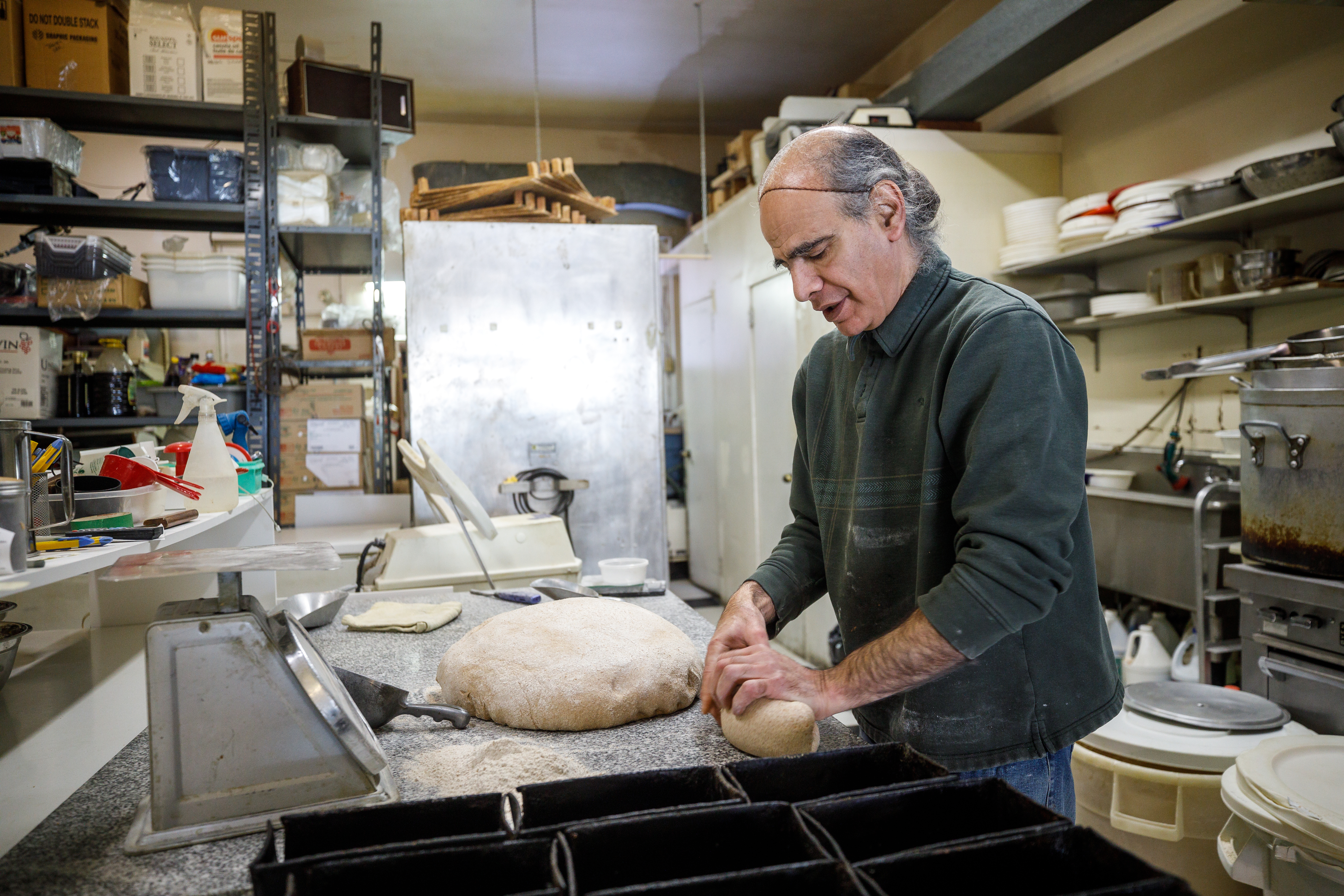 Le boulanger-meunier Philippe Sayad au travail