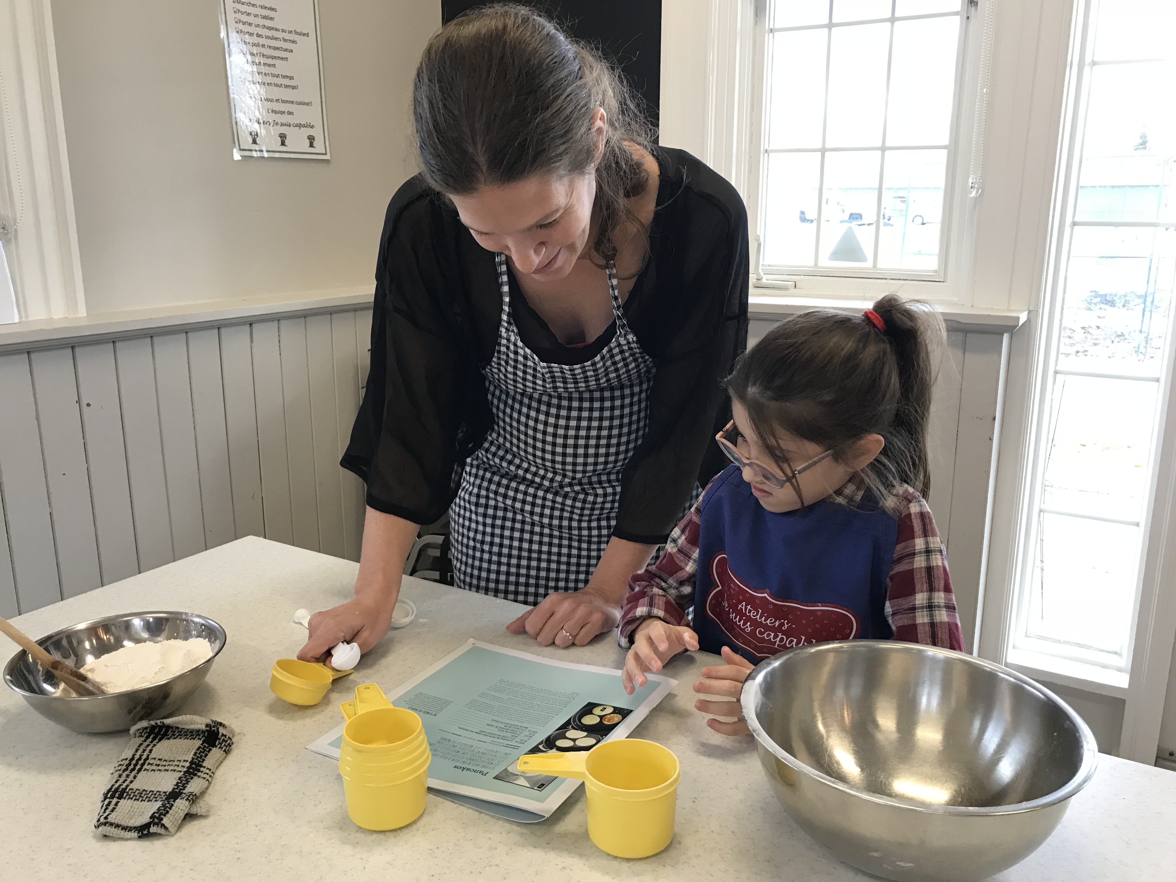 Une mère qui cuisine avec son enfant