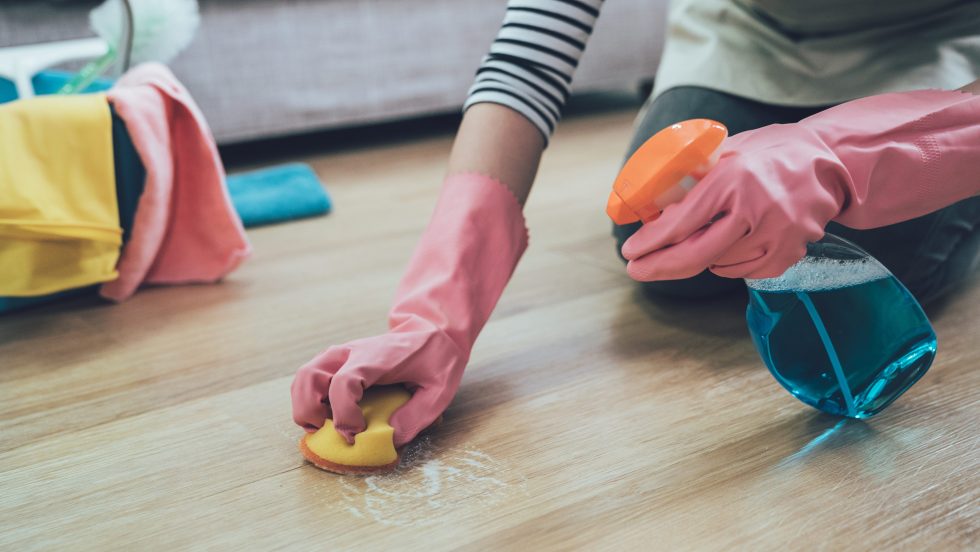 Une travailleuse en entretien ménager demande un meilleur accès au matériel de protection