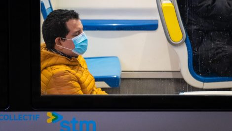 Un homme porte le masque dans le métro de Montréal.