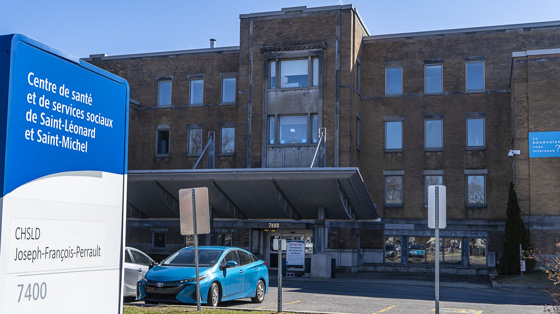 Le CHSLD Jean-François-Perreault, derrière une affiche du CIUSSS de l'Est de l'île de Montréal