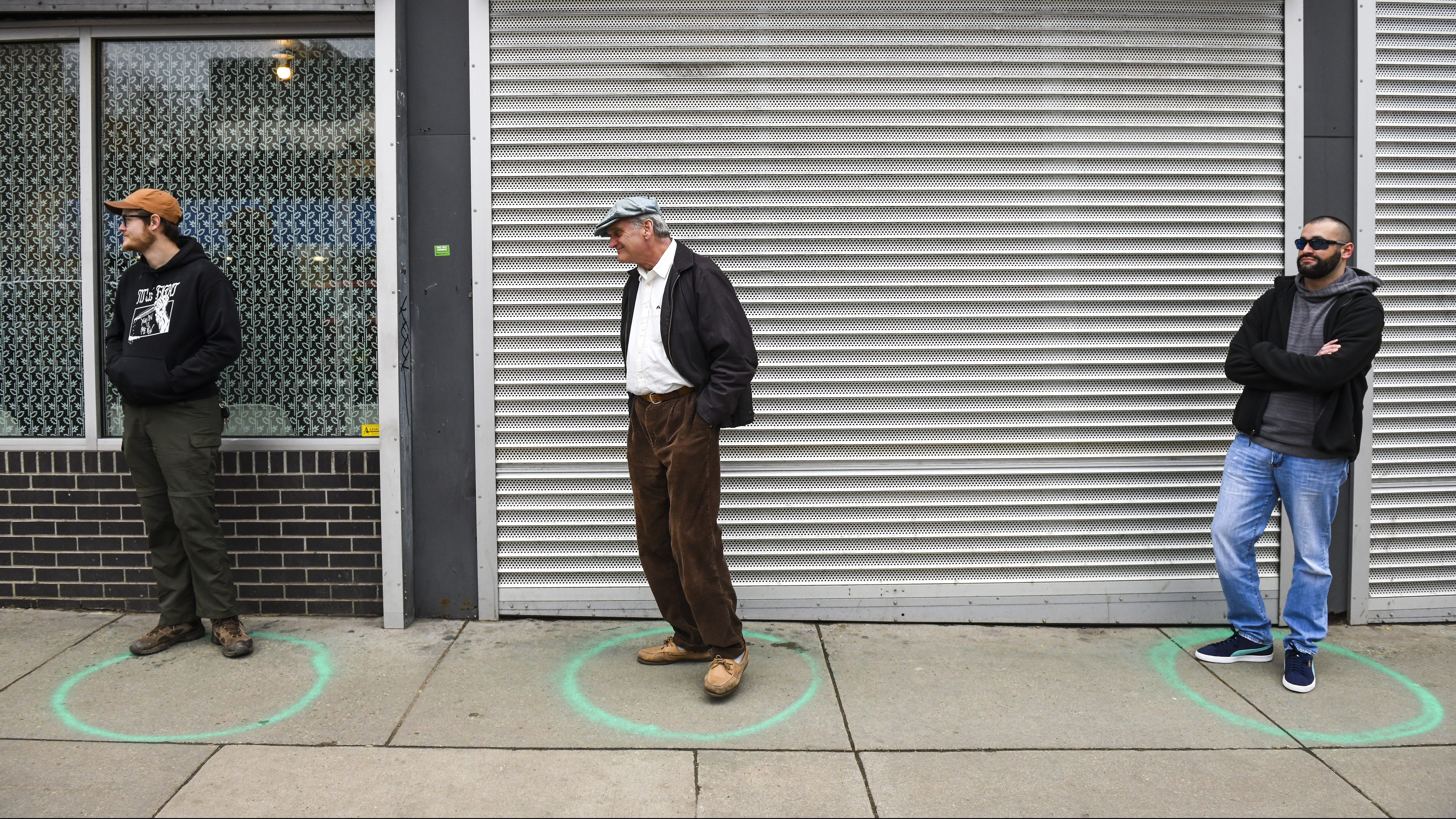 Des citoyens de la ville de Denver pratiquent la distanciation sociale.