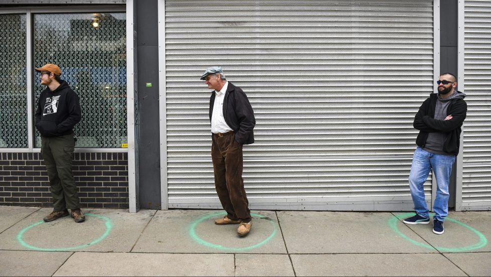 Des citoyens de la ville de Denver pratiquent la distanciation sociale.