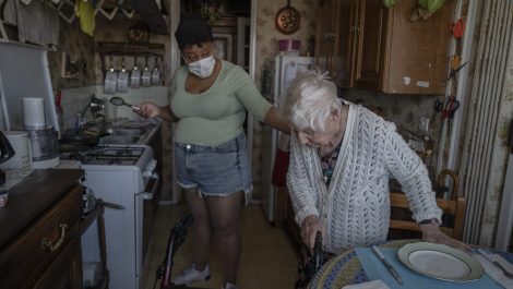 La France assouplit le confinement dans les établissements pour personnes âgées