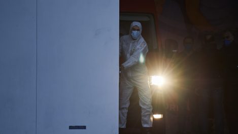 Des équipes médicales espagnoles chargent un camion de morts causés par le coronavirus