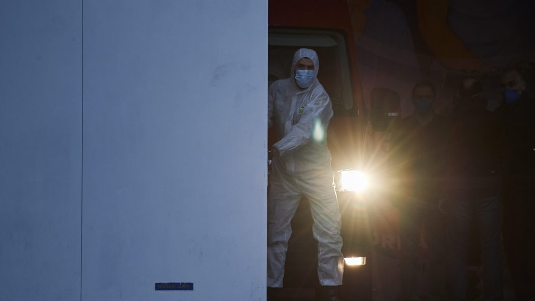 Des équipes médicales espagnoles chargent un camion de morts causés par le coronavirus