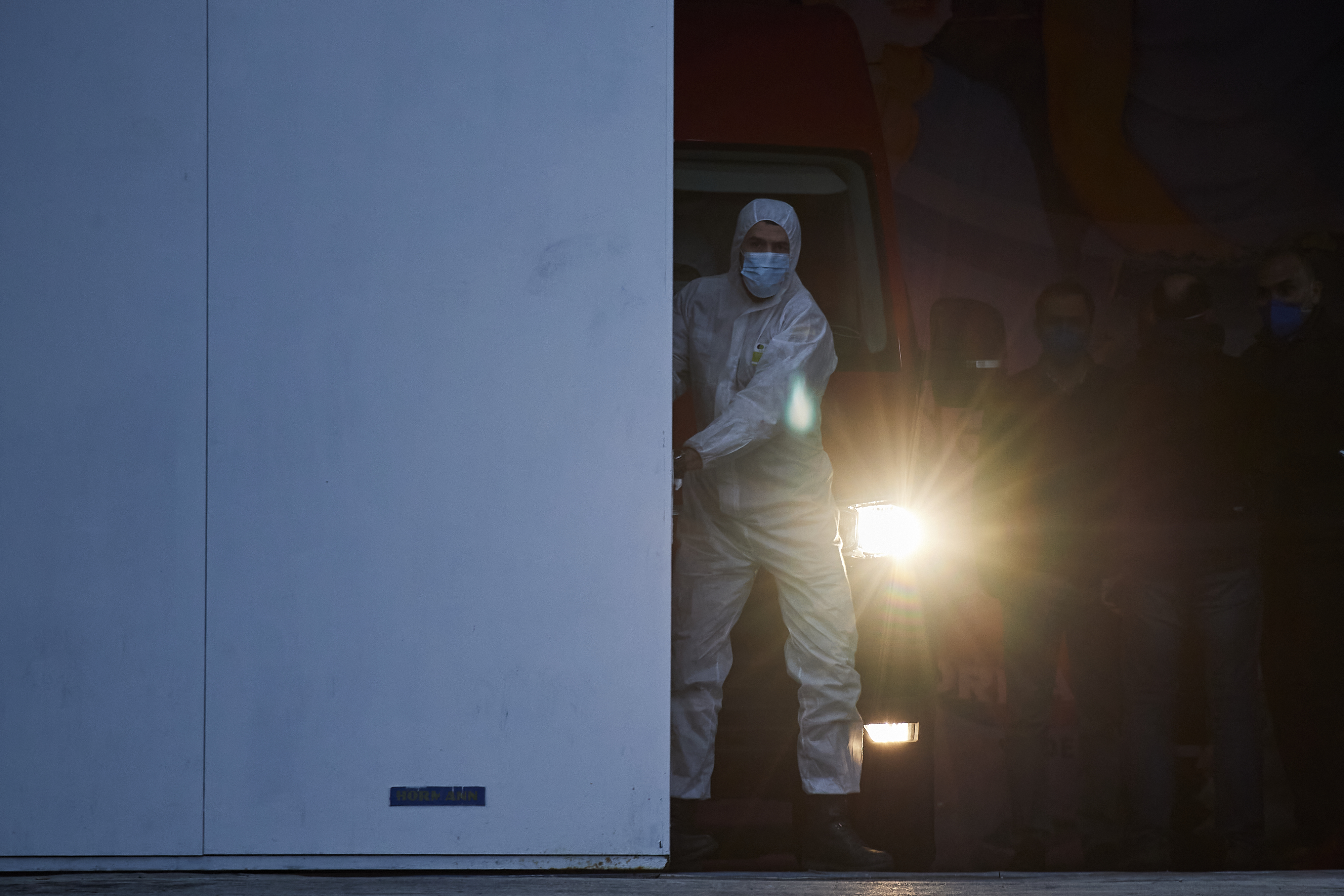 Des équipes médicales espagnoles chargent un camion de morts causés par le coronavirus