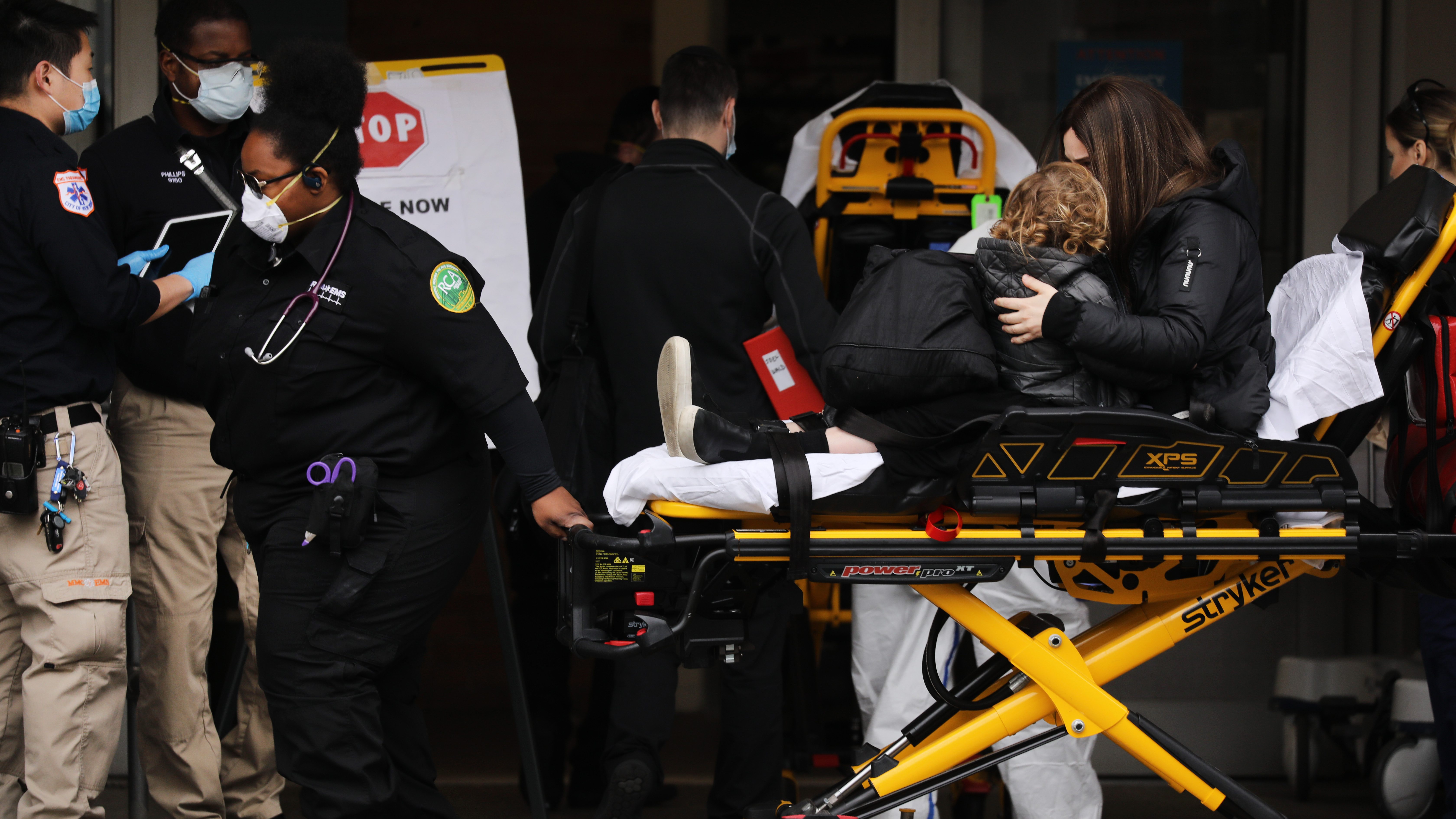 Le coronavirus a fait au moins 70 000 morts.