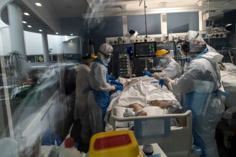 Coronavirus: deux millions de cas et plus de 131 000 décès dans le monde