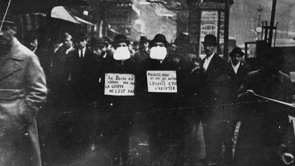 Des Parisiens lors de la crise de la grippe espagnole
