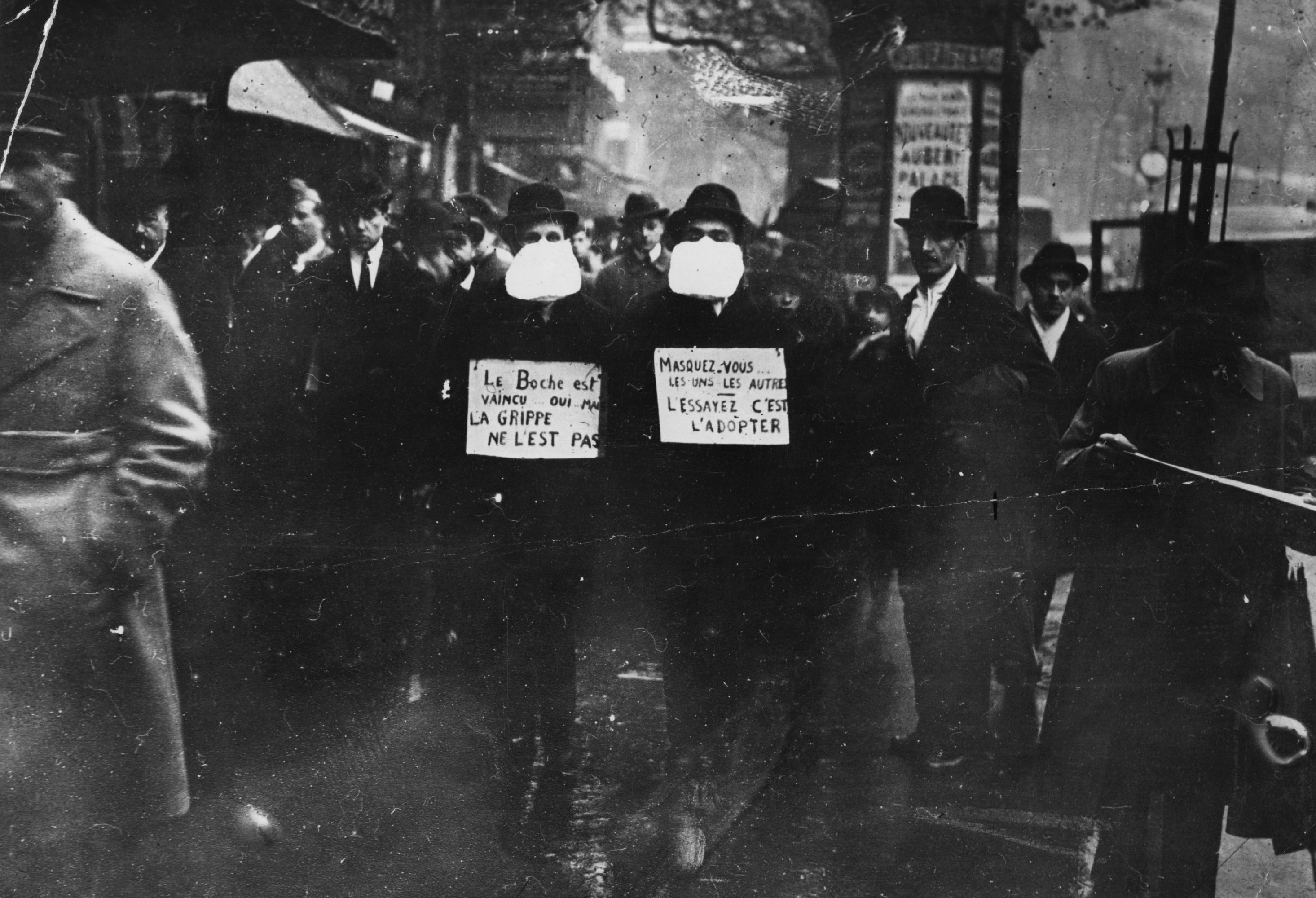 Des Parisiens lors de la crise de la grippe espagnole