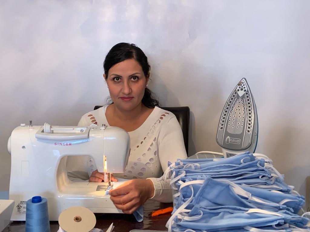 Laïla Messaoud est designeuse de mode depuis 2004. En perte d’activité à cause de la pandémie de coronavirus, cette dernière a décidé de fabriquer bénévolement des masques en tissus « pour protéger le monde ».