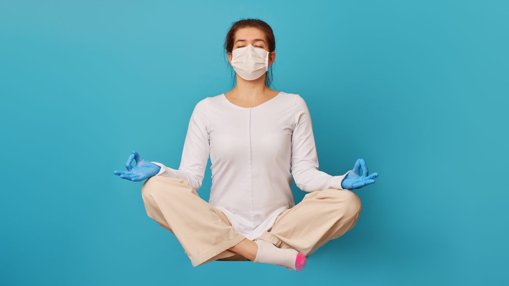 femme position yoga avec masque et gants