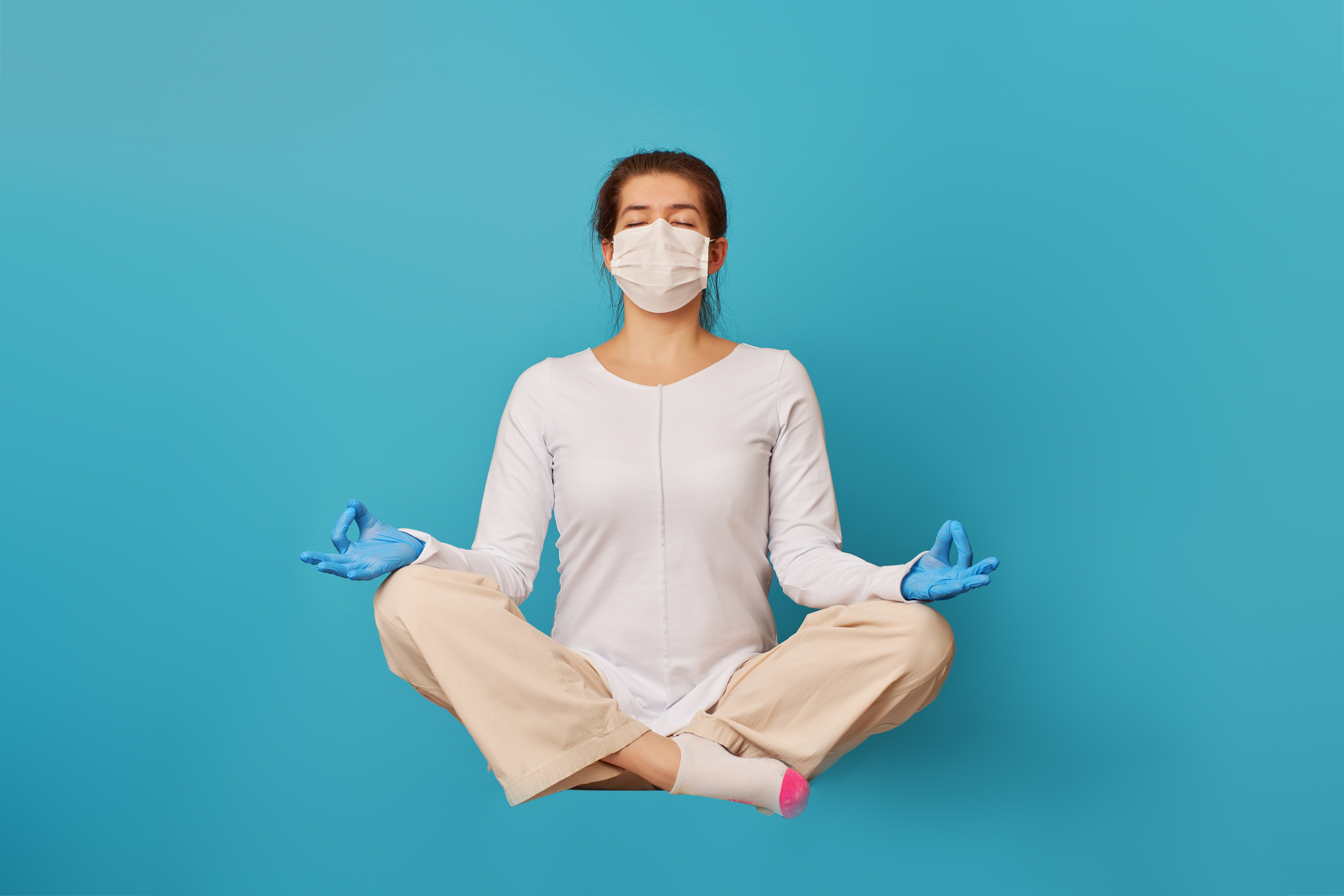 femme position yoga avec masque et gants