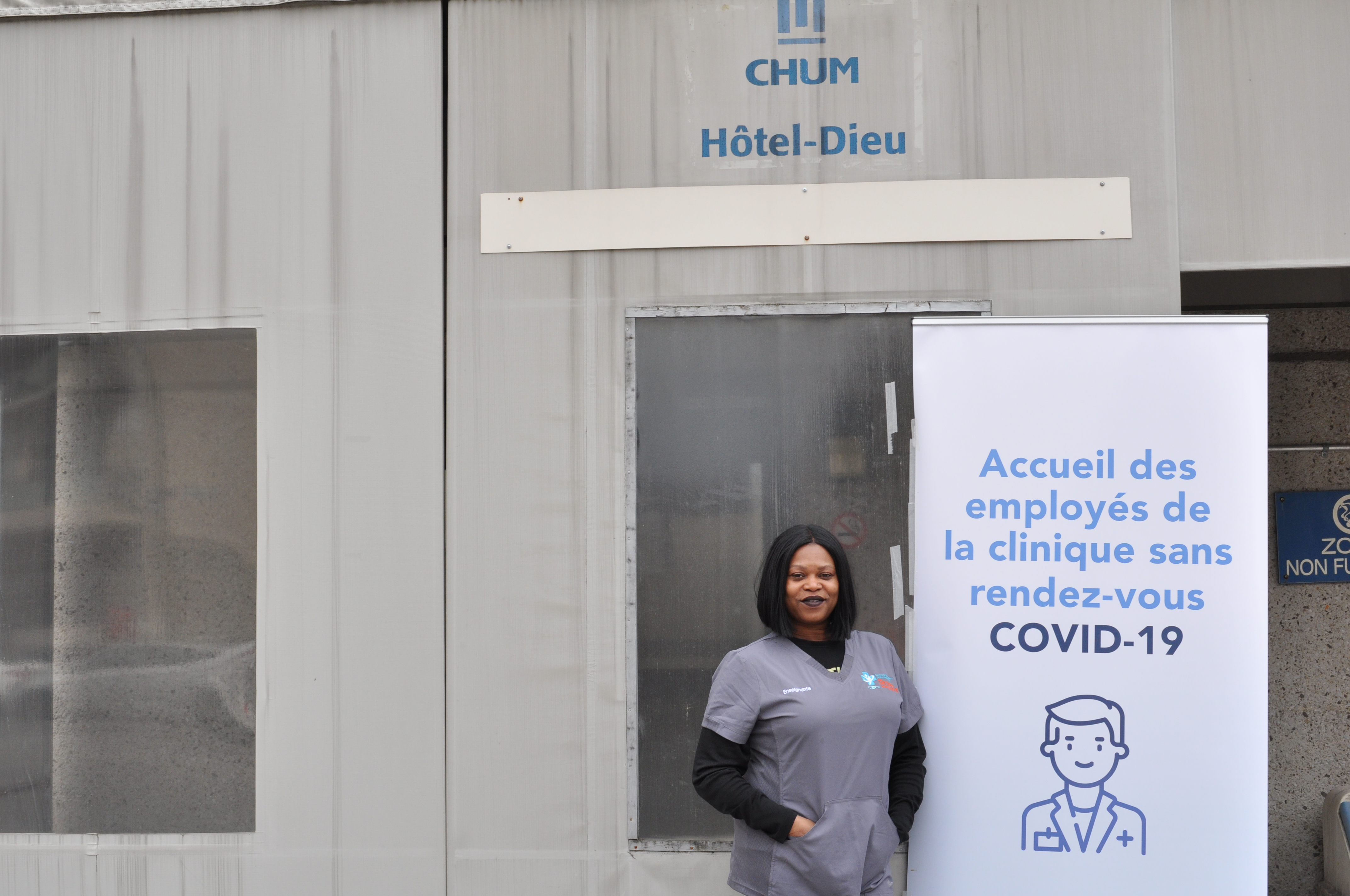 Shirley Millien, enseignante en santé se tient devant l'Hôtel Dieu.
