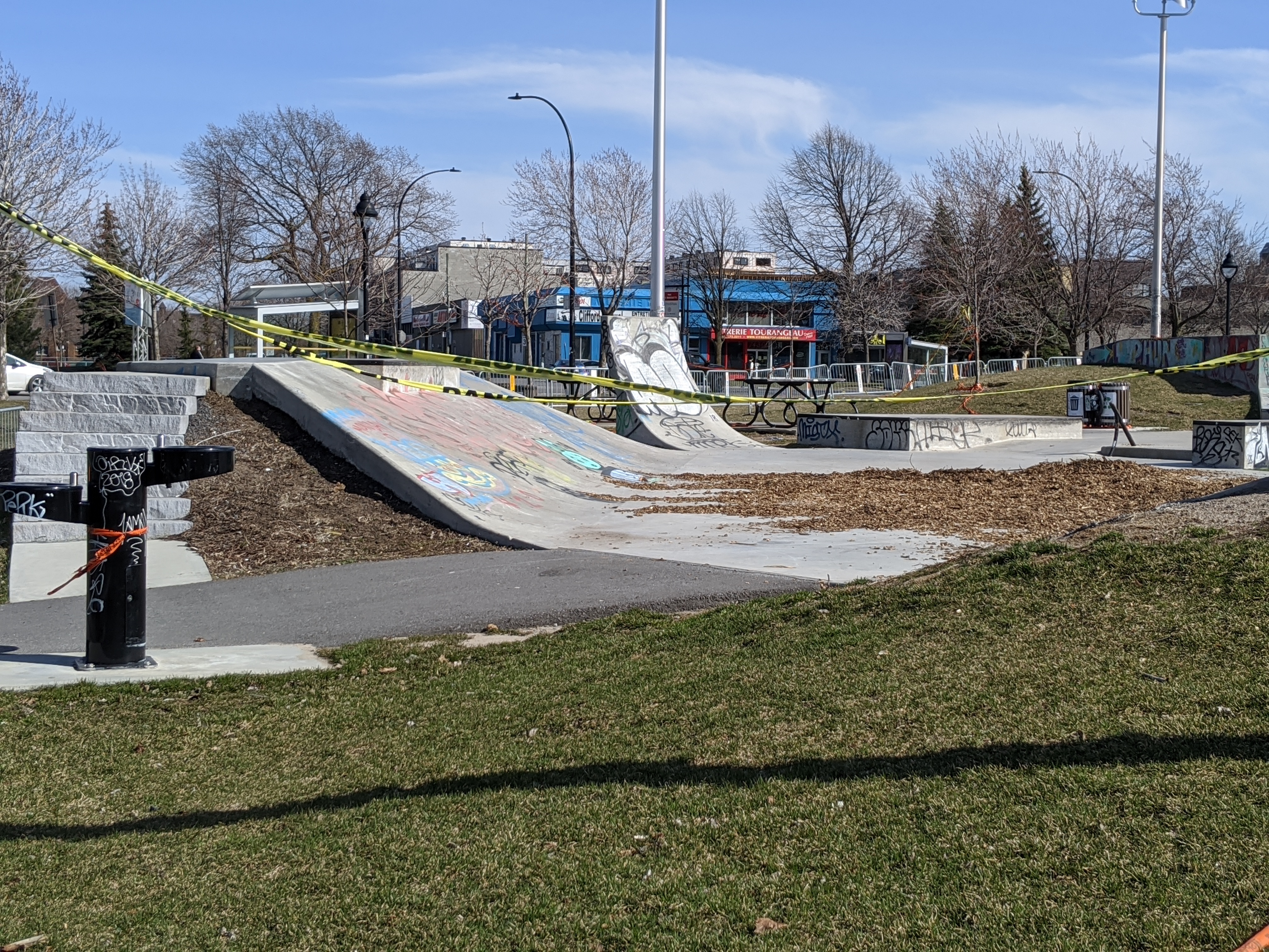 Le skatepark du parc du Père-Marquette recouvert de copeaux de bois