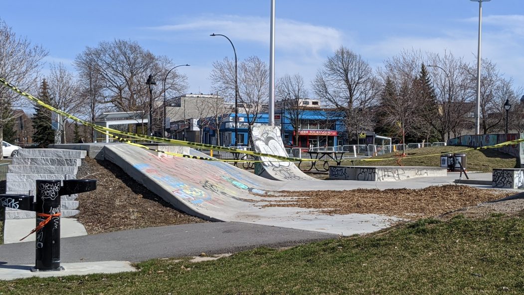 Le skatepark du parc du Père-Marquette recouvert de copeaux de bois