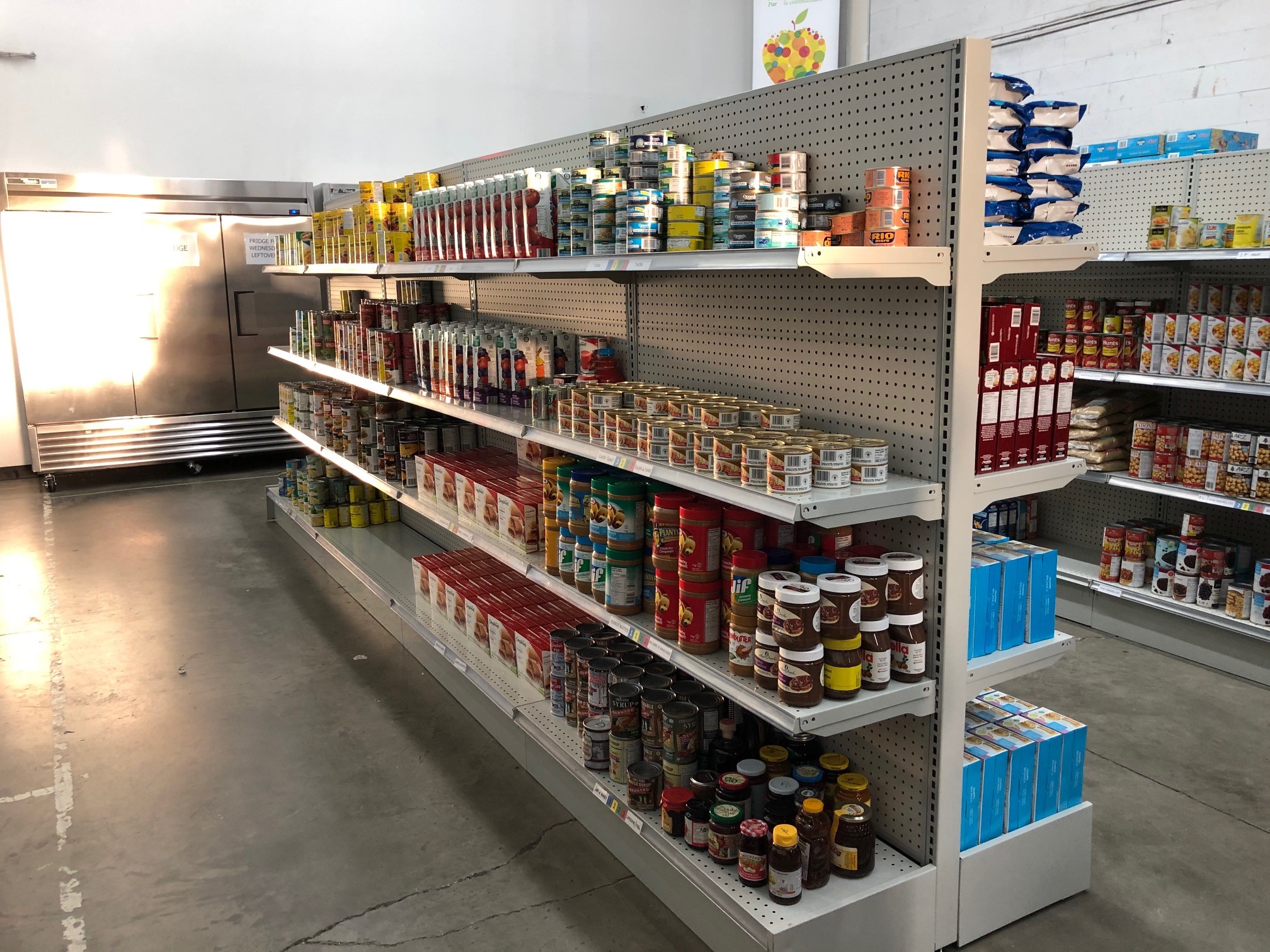 Étagères de nourriture de la Mission de l'Ouest-de-l'Île.