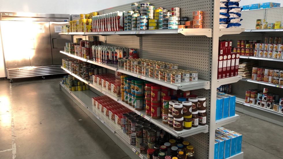 Étagères de nourriture de la Mission de l'Ouest-de-l'Île.